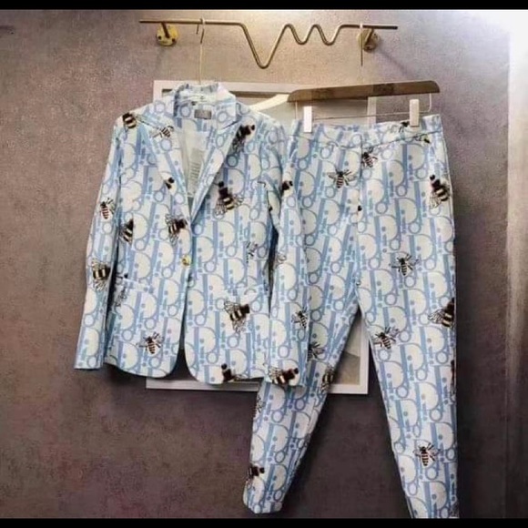 Business Suit - Picture 6 of 7